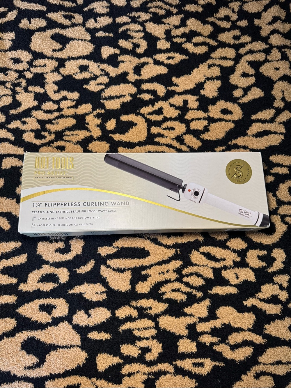 Hot Tools 1¼" Flipperless Curling Wand in White - Professional Hair Tool